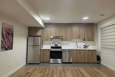 Image de Modern &  Spacious Suite close to Lake  with Hot tub and Free Parking! !
