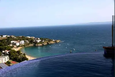Image de vue à couper le souffle sur la plus belle plage de la costa brava