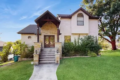 Image de Opulent waterfront home with dock, firepit & stunning river view