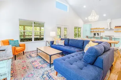 Image de Lakefront dog-friendly home with kayaks, Sup's, huge screened porch