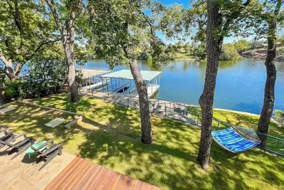Image de Two-story waterfront retreat with boat dock, two firepits & two kayaks