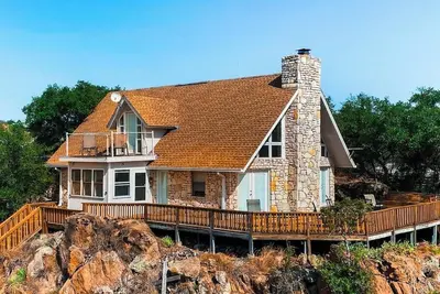 Image de Lovely 2-story home with upper & lower decks, gorgeous lake & Hill Country views
