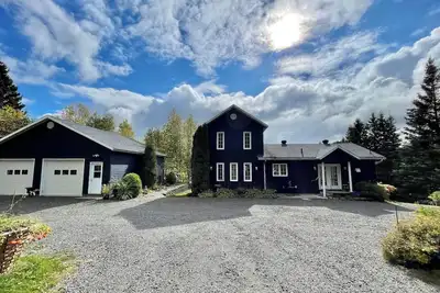 Image de Chalet Bleu au bord du lac. Idéal pour se retrouver en famille ou entre amis.