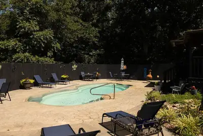 Image de Secluded Hideaway with private pool 3-bedroom house in tranquil Tulsa