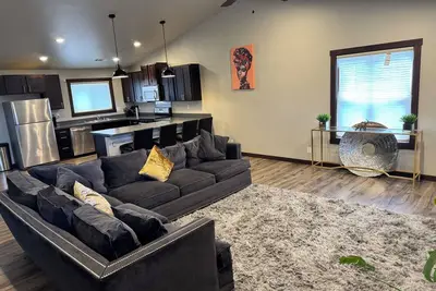 Image de Modern 3br Fortuna Getaway • King Suite • Large Backyard • Games