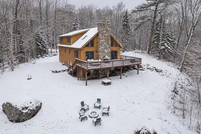 Image de Authentic Vermont Log Cabin | 15 Min to Okemo