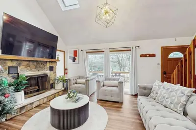 Image de Lakeside Chalet with Hot Tub, Fire Pit & Game Room