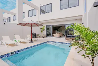 Image de Luxury Aruba Escape • Heated Pool • Walk to Beach