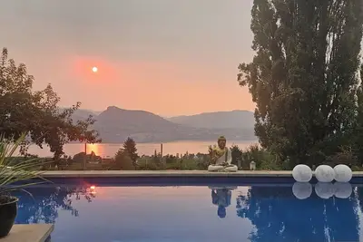 Image de Naramata Vineyard  Vacation Suite. Saltwater Pool. Walk to Wineries