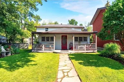 Image de Welcome to MapleWoods! 30 second walk to the Beach! Pet Friendly!