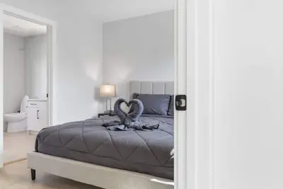 Image de Stylish Family Home • 3br + 2. 5 Bath • Nw Calgary