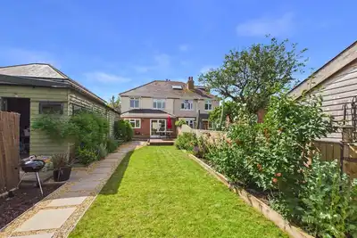 Image de Stylish Coastal Cottage in Gurnard, Dog Friendly Garden