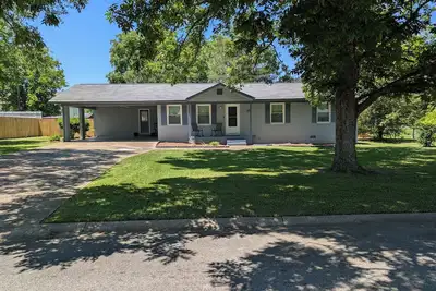 Image de Bring the crew to this comfortable 3/2 home minutes from everything in Anniston