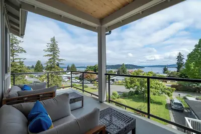 Image de Stunning Lake View~Luxury Living~Ac~Parking~PetsOK