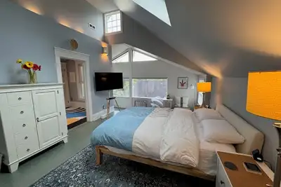Image de Vennen House; a peaceful craftsman farmhouse in Ballard