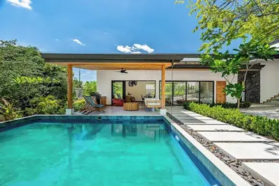 Image de Sustainable lake-view home with private pool and and close to grocery store
