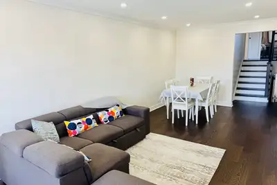 Image de Family & Friendly Spacious Place Available