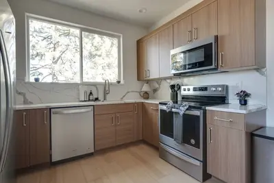 Image de Modern Home Near Old Mill & River