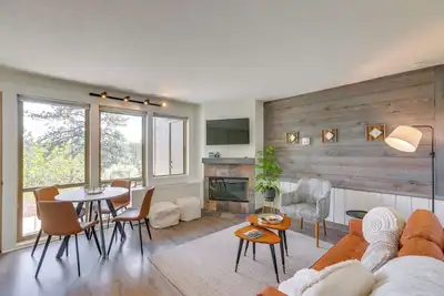 Image de Resort Pool & Trails! Cozy Seventh Mountain Condo