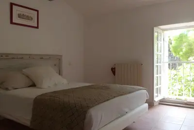 Image de Chambre d’hôtes « Coquelicot - Piscine » : vue montagne, piscine partagée et Wi-Fi