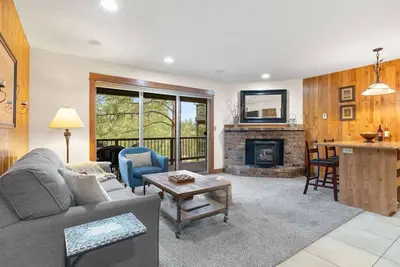 Image de New! Cozy Condo | Hot Tub - Pool | Steps to River Trail