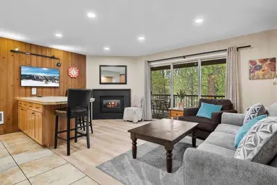 Image de New! Remodeled Condo | Pool - Hot Tub | Steps to River Trail