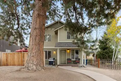 Image de New! Nw Bend Home | Private Hot Tub | Walk to Downtown