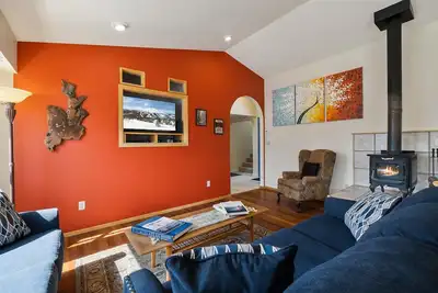 Image de New! Trenton Treehouse | Large Yard | Ping Pong | Pet Friendly
