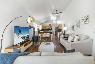 Image de New! Charming Bend Cottage | 5 Min Walk to Downtown