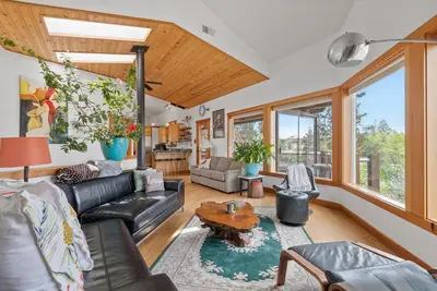 Image de New! One-of-a-Kind Bend Retreat | Mountain Views | Walk to River