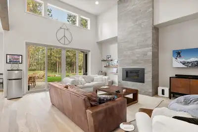 Image de New Listing! Gorgeous Home | Hot Tub | Minutes to Mt. Bachelor