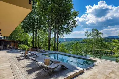 Image de Maison de vacances privée avec bain à remous, Wifi, piscine privée, Tv, patio, animaux admis
