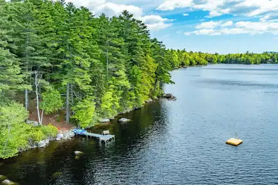 Image de New Lakefront 3 Bedroom, 3. 5 Bathroom Home on Toddy Pond with Dock and Kayaks