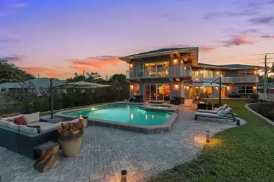 Image de 🌊🏖️ Intracoastal Luxe Retreat | Waterfront | Pool, Dock + Private Gym