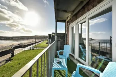 Image de Beachfront Haven | Sea View Apartment with Balcony & Parking in Stonehaven