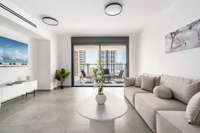 Image de Spacious 4br w Balcony & Mamad l Bldg Renovation