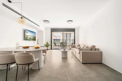 Image de Modern 4br Apt l Balcony l Mamad l Bldg Renovation