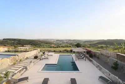 Image de Maison de Vacances 'Peace House Lourinhã - Villa 6' avec Vue Montagne, Piscine et Wi-Fi