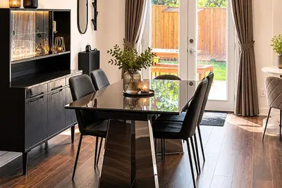 Image de Bright Walk-Out Suite with Private Entrance, Parking & Backyard …