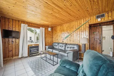 Image de #5 | Lake Views with Big Windows & New Bath