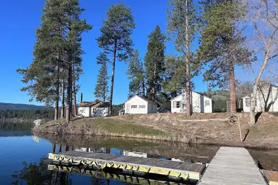 Image de Cozy Lakefront 2 Bedroom Cabin with Wood-Burning Fireplace & Dock Access