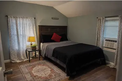 Cozy • Pet Friendly• Centrally Located