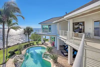 Waterfront 8bd/6ba Sleep 17 Pool Dock 4 miles Ussa