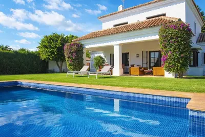 Image de Villa méditerranéenne à Estepona, à 50m de la plage