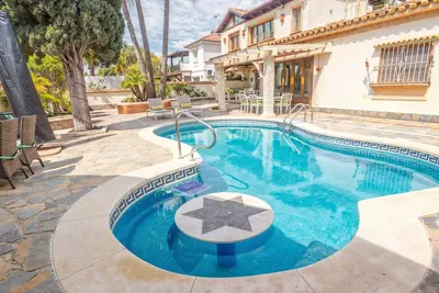 Image de Villa de luxe près de la mer avec piscine à Marbella
