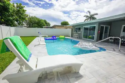 Image de Newley Renovated Miramar luxury Retreat 3br-2ba W/ Private Pool