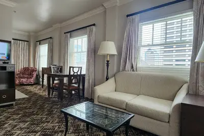 Image de Upscale one bedroom condo in Seattle, close to shopping, food and sports!
