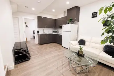 Image de Cozy & Modern Basement Suite-Minutes away from Chestermere Lake! !