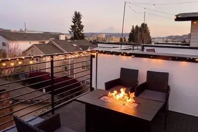 Image de Designer Scandi Ballard Retreat | Free Parking+Ac