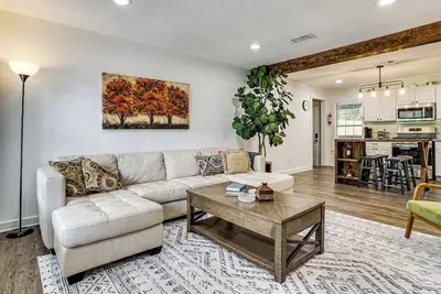 Image de < 2 Mi to Dallas Stadium! Work & Play Base w/ Yard